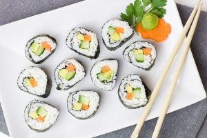 Sushi maki – jak samodzielnie wykonać to danie w domu?